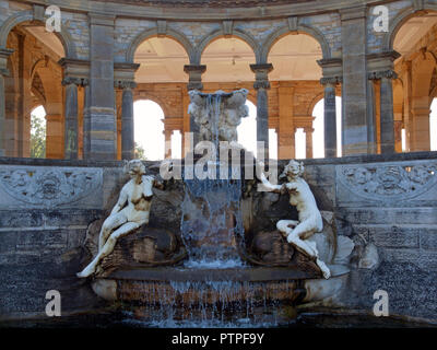 Ein Brunnen und Statuen von der Loggia des Italienischen Garten Hever Castle Stockfoto