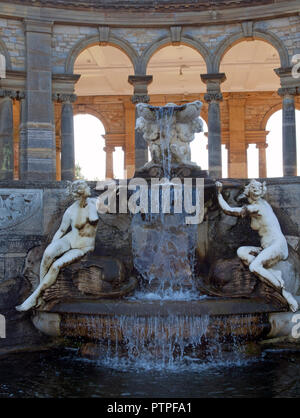 Ein Brunnen und Statuen von der Loggia des Italienischen Garten Hever Castle Stockfoto