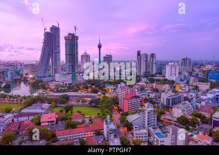 Colombo Sri Lanka skyline Stadtbild Foto. Sonnenuntergang in Colombo mit Blick über die größte Stadt in Sri Lanka Insel. Städtische Ansichten von Gebäuden und die La Stockfoto