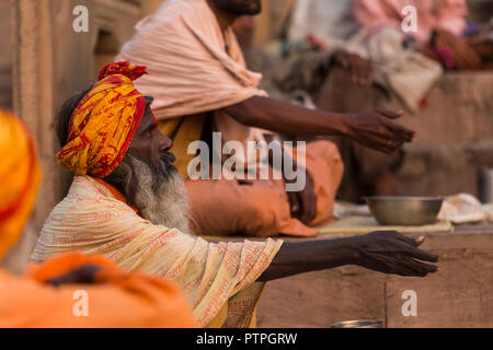 Menschen mit Lepra Betteln vor auf ghats von Varanasi, Indien Stockfoto