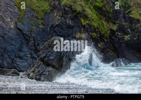 Die Wellen gegen die Felsen auf der Pembrokeshire Coast zu brechen. Stockfoto