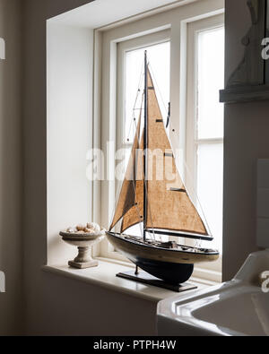 Vintage Modell Segelboot auf der Fensterbank des 18. Jahrhunderts Norfolk Cottage Stockfoto