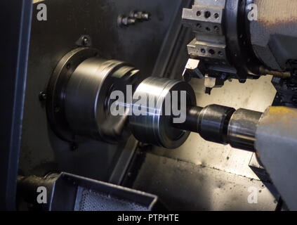 CNC-Drehmaschine zieht Teil aus Metall Werkstück Riemenscheibe, modernen Drehmaschine für Metallverarbeitung, Nahaufnahme, Maschine Stockfoto