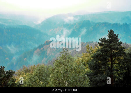 Gebirge mit sichtbaren Silhouette bis morgens bunte Nebel. Stockfoto