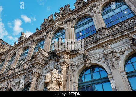 Elemente der Fassade der Dresdner Kathedrale der Heiligen Dreifaltigkeit oder Hofkirche in Dresden, Sachsen, Deutschland. Stockfoto