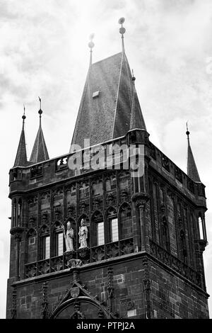 Altstädter Brückenturm (Stare Mesto Turm) in der Nähe von Karlsbrücke (Karluv Most) in Prag, Tschechische Republik. Nähe zu sehen. Schwarz und Weiß. Stockfoto