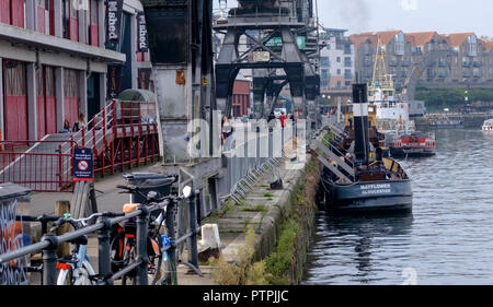 Das historische Schiff Mayflower von Gloucester wird bis Dampf unter die Krane auf Brisol Harbourside Stockfoto