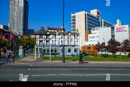 Sonnigen Herbsttag in Sheffield Mildand Bahnhof, Sheffield, South Yorkshire, England, UK, Sheffield Hallam University Stockfoto