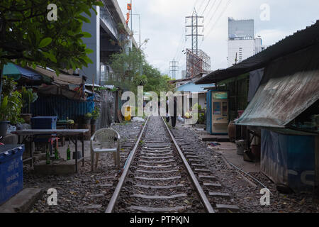 Menschen, die an einem verlassenen Bahnhof aus Sukhumuit Road, Bangkok, Thailand Stockfoto