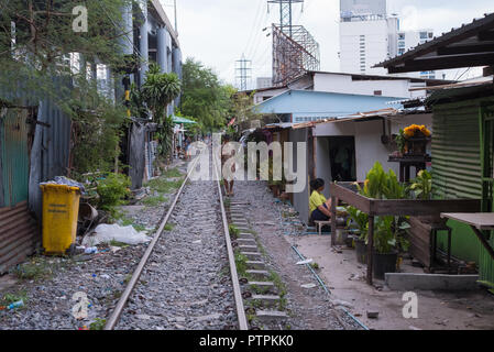 Menschen, die an einem verlassenen Bahnhof aus Sukhumuit Road, Bangkok, Thailand Stockfoto