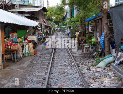 Menschen, die an einem verlassenen Bahnhof aus Sukhumuit Road, Bangkok, Thailand Stockfoto