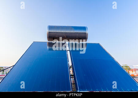 Sonnenkollektoren und Wassertank auf dem Dach des Hauses in Spanien