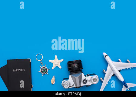 Sommer Reisen Zubehör auf blauem Hintergrund. Reiseplanung Top View Konzept Stockfoto