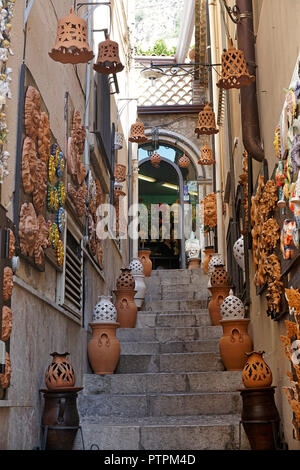 Treppe zur Terrakotta shop, Altstadt von Taormina, Sizilien, Italien Stockfoto