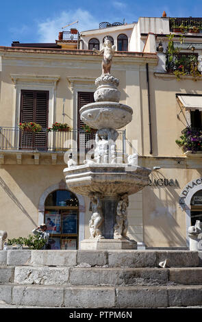 Barocke Brunnen auf der Piazza Duomo, Altstadt von Taormina, Sizilien, Italien Stockfoto