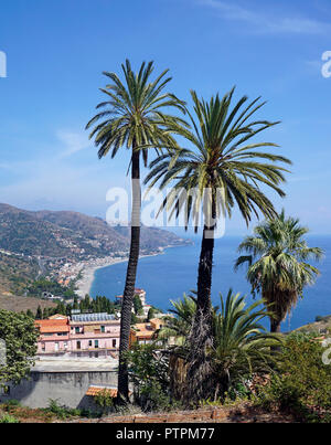 Herrliche Aussicht von Taormina zu den Strand von Mazzeo, Sizilien, Italien Stockfoto