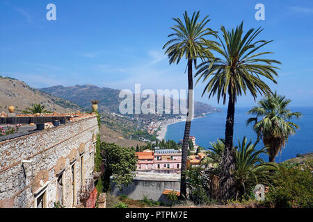 Herrliche Aussicht von Taormina zu den Strand von Mazzeo, Sizilien, Italien Stockfoto