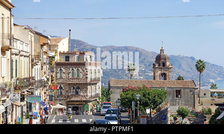 Blick von der Porta Messina in die Altstadt von Taormina, Sizilien, Italien Stockfoto