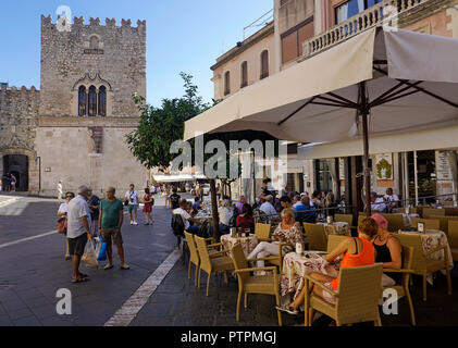 Street Cafe im Palazzo Corvaja, mittelalterliche Palace in Taormina, Sizilien, Italien Stockfoto