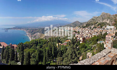 Herrliche Aussicht von der antiken griechisch-römischen Theater von Taormina in die Bucht von Giardini-Naxos, Sizilien, Italien Stockfoto