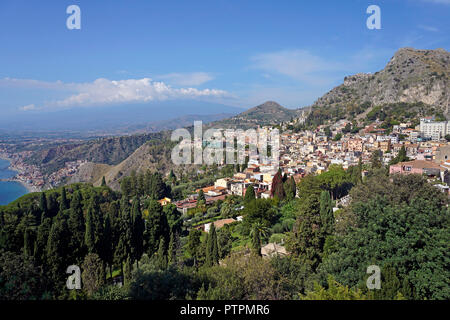 Herrliche Aussicht von der antiken griechisch-römischen Theater in Taormina, Sizilien, Italien Stockfoto