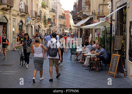 Corso Umberto I, Hauptstraße und Shopping Meile in der Altstadt von Taormina, Sizilien, Italien Stockfoto