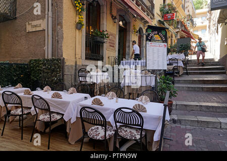 Idyllische Restaurant in einer Gasse in der Altstadt von Taormina, Sizilien, Italien Stockfoto