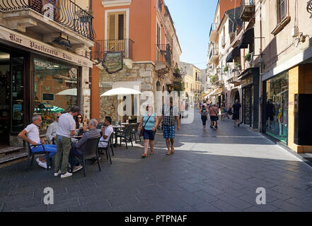 Corso Umberto I, Hauptstraße und Shopping Meile in der Altstadt von Taormina, Sizilien, Italien Stockfoto