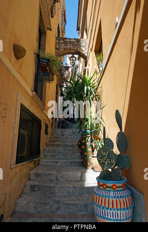 Treppe in eine enge Gasse, Altstadt von Taormina, Sizilien, Italien Stockfoto