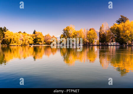 Herbstfarben und der Reflexion am Teich Wasser der Puigcerda Stockfoto