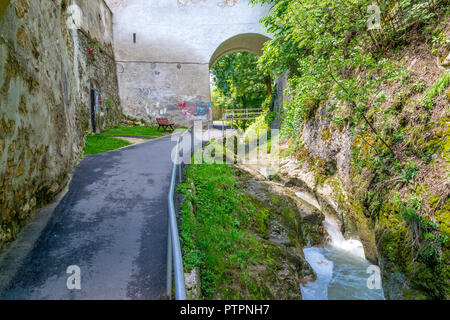 BRASOV, Rumänien - 19 Juni, 2018: Kleiner Park mit einem Gebirgsfluss in Brasov, Rumänien. Stockfoto