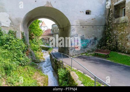 BRASOV, Rumänien - 19 Juni, 2018: Kleiner Park mit einem Gebirgsfluss in Brasov, Rumänien. Stockfoto