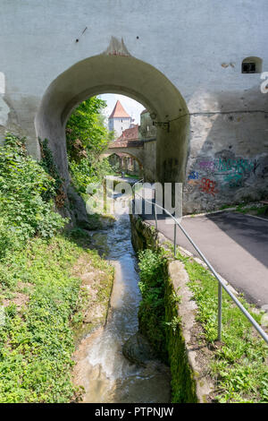 BRASOV, Rumänien - 19 Juni, 2018: Kleiner Park mit einem Gebirgsfluss in Brasov, Rumänien. Stockfoto