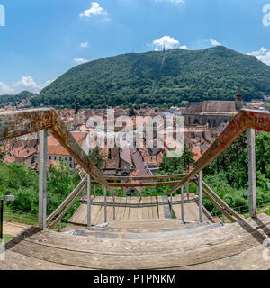 BRASOV, Rumänien - 19 Juni, 2018: Brasov Stadt aus Brasov Weißen Turm in Rumänien gesehen. Stockfoto