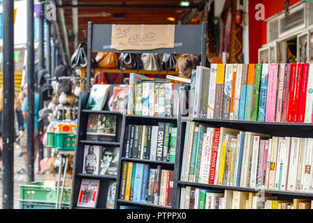 London, Großbritannien - 1 September, 2018 - Regale voller Bücher auf eine second hand Book Shop im Camden Market Stockfoto