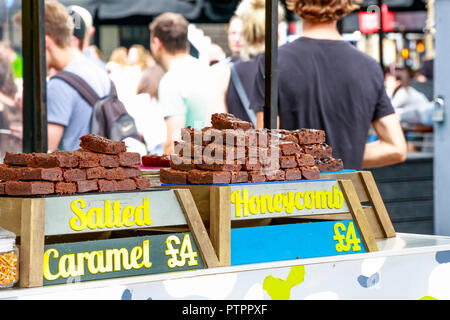 Brownies in einer Vielzahl von Geschmacksrichtungen auf Anzeige an der Camden Market in London. Stockfoto