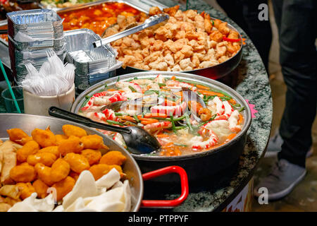 Vielzahl von Gekochtes chinesisches Essen auf dem Display zum Mitnehmen bei Camden Market in London. Stockfoto