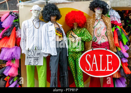 Mannequins gekleidet in einem Schrulligen Mode auf Anzeige an der Camden Market in London mit einem Verkauf Zeichen Stockfoto