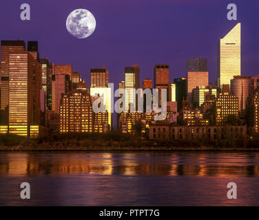 1994 historische CITI CORP GEBÄUDE SPIEGELT SICH IN den East River die Skyline von MIDTOWN MANHATTAN NEW YORK CITY USA Stockfoto