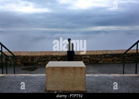 Frau betrachten die Panoramaaussicht in Grasse Alpes Maritimes, 06, PACA, Frankreich Stockfoto