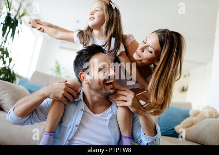 Glückliche Familie Spaß mal zu Hause Stockfoto