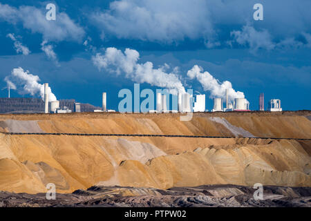 Eindruck von der Kohlekraftwerk Tagebau Hambach, einem großen offenen Grube Coal Mine in Niederzier und Elsdorf (Nordrhein-Westfalen), durch R betrieben Stockfoto
