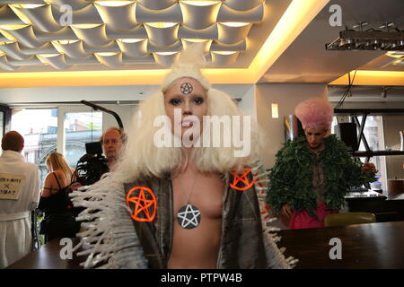 London Fashion Week 19 Apujan, Paul Costelloe, Underage, Viomi Fashion scout Designer Beckham Familie Pam Hogg Meghan und Harry. Mode Event Stockfoto