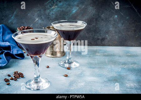 Kaffee trinken Ideen, Espresso Martini Cocktail, zwei Gläser auf Blau konkreten Hintergrund Kopie Raum Stockfoto