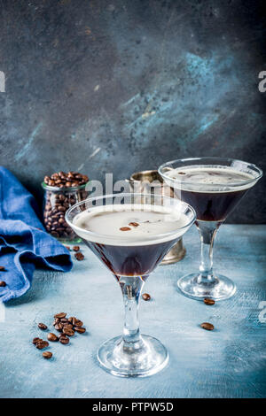 Kaffee trinken Ideen, Espresso Martini Cocktail, zwei Gläser auf Blau konkreten Hintergrund Kopie Raum Stockfoto