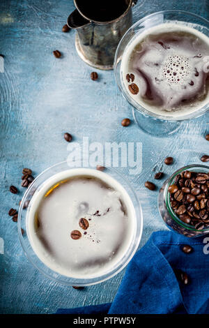 Kaffee trinken Ideen, Espresso Martini Cocktail, zwei Gläser auf Blau konkreten Hintergrund Kopie Raum Stockfoto