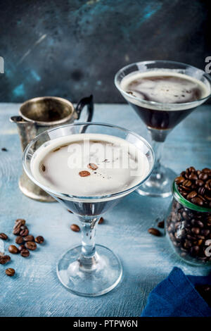 Kaffee trinken Ideen, Espresso Martini Cocktail, zwei Gläser auf Blau konkreten Hintergrund Kopie Raum Stockfoto