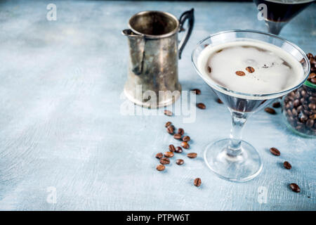 Kaffee trinken Ideen, Espresso Martini Cocktail, zwei Gläser auf Blau konkreten Hintergrund Kopie Raum Stockfoto