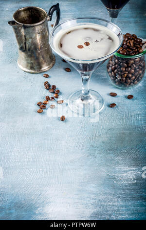 Kaffee trinken Ideen, Espresso Martini Cocktail, zwei Gläser auf Blau konkreten Hintergrund Kopie Raum Stockfoto