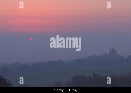 Die aufgehende Sonne über Oulton, im East Leeds, West Yorkshire Stockfoto